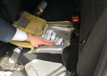 176 chili di sigarette nascoste in sedili e telaio dell’auto