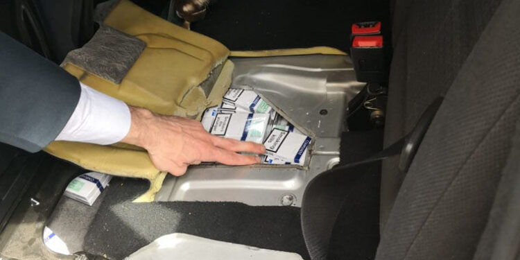 176 chili di sigarette nascoste in sedili e telaio dell’auto