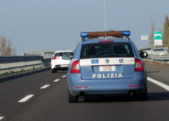 93enne contromano sulla A23 si scontra con un bus e un furgone