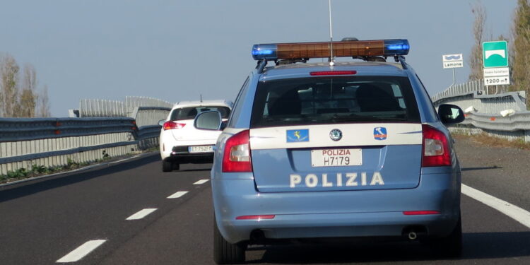 93enne contromano sulla A23 si scontra con un bus e un furgone