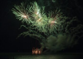 A Lignano Pineta il tradizionale “Incendio del mare”