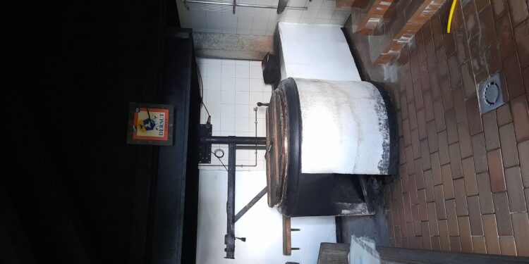 A malga Pura si assaggia il formaggio nuovo