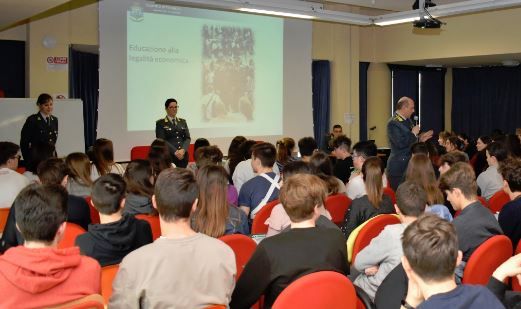 A scuola con la Guardia di Finanza
