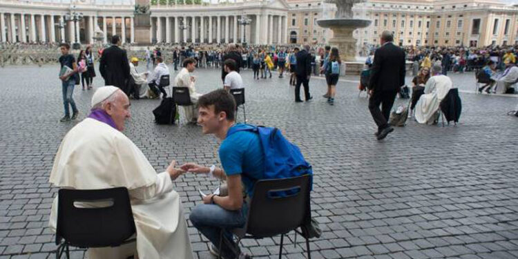 A sorpresa, il Papa confessa i ragazzi