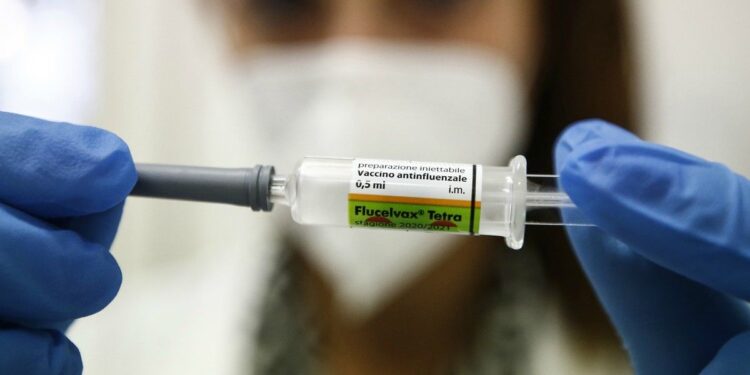 Allarme di Confindustria: «Le dosi di vaccino antinfluenzale non si trovano»