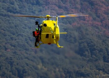 Auto cade in un dirupo, un morto