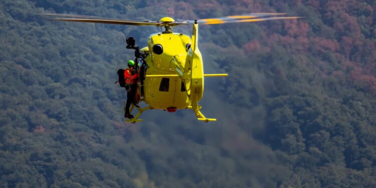 Auto cade in un dirupo, un morto