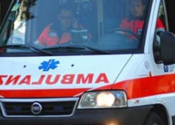 Auto contro platano, feriti ancora gravi