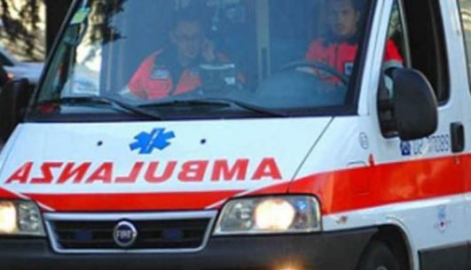 Auto contro platano, feriti ancora gravi