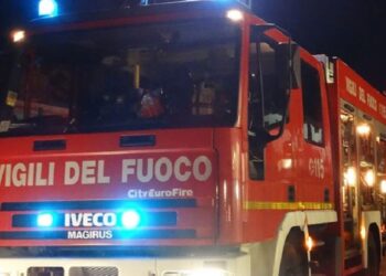 Autorimessa a fuoco, 9 mezzi dei vigili del fuoco per domare l’incendio