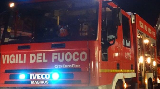 Autorimessa a fuoco, 9 mezzi dei vigili del fuoco per domare l’incendio
