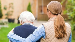 Badante deruba l’assistita invalida, arrestata