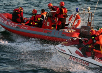 Barca incagliata a Lignano, i Vigili fuoco salvano due persone