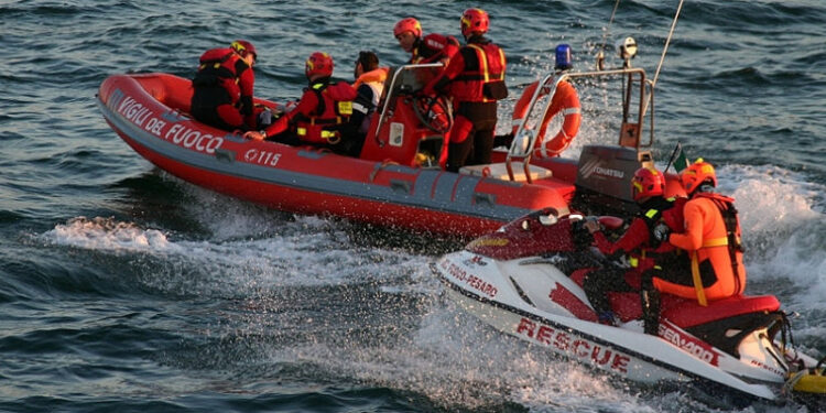 Barca incagliata a Lignano, i Vigili fuoco salvano due persone