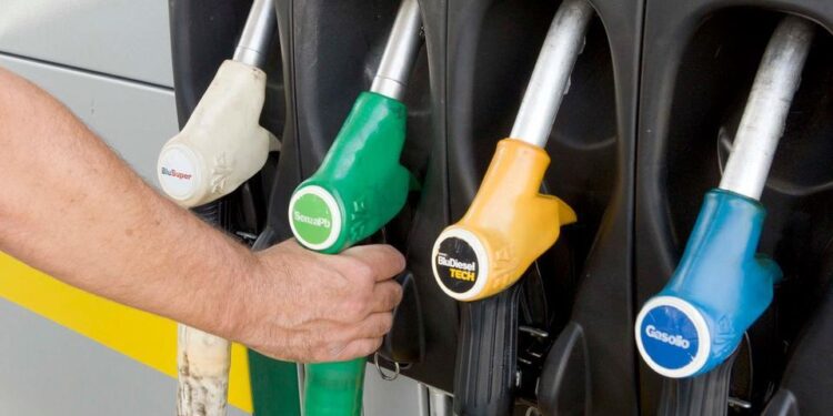 Benzina, da lunedì in Fvg aumenta lo sconto