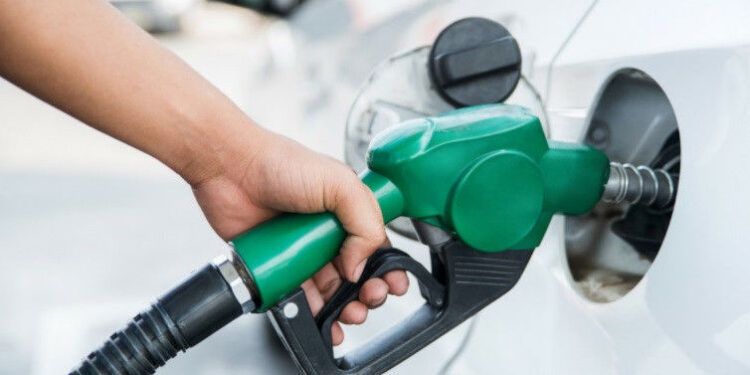 Benzina meno costosa che in Slovenia