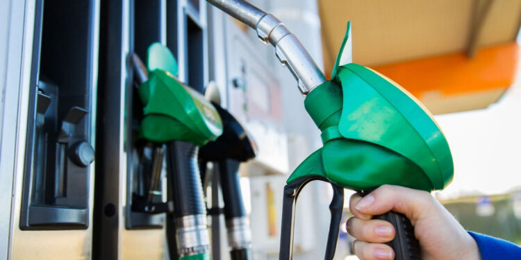 Benzina, super sconto prorogato al 31 dicembre