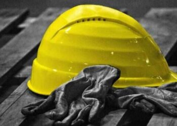 Cade da sei metri, grave operaio