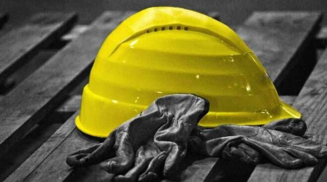 Cade da sei metri, grave operaio