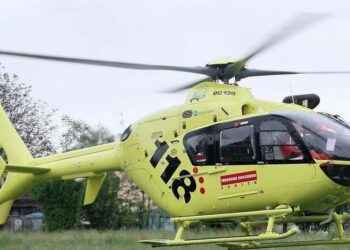 Cade dal tetto del capannone, grave un operaio