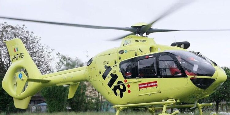 Cade dal tetto del capannone, grave un operaio