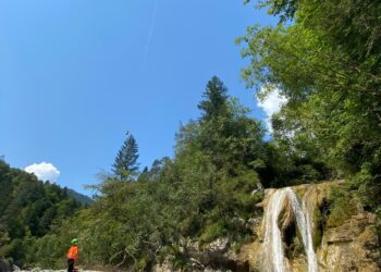 Cade facendo canyoning, è grave