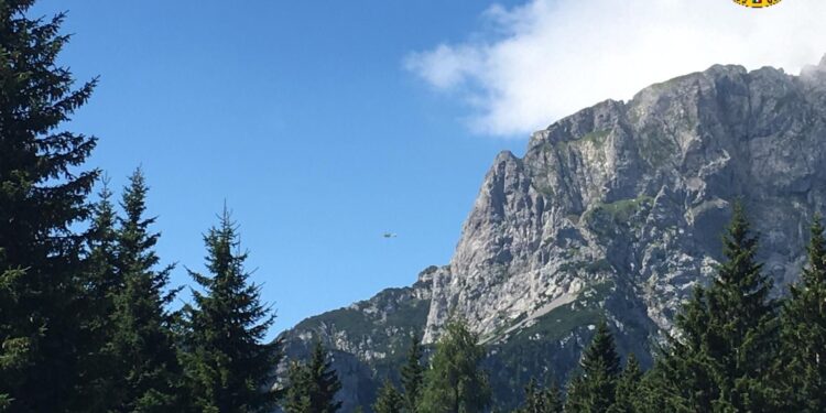 Cade in cordata sul monte Cavallo