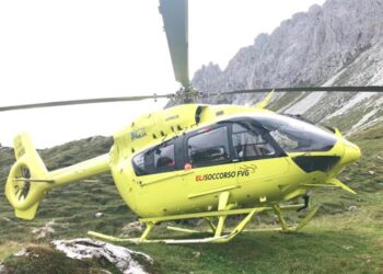 Cade per 70 metri lungo un sentiero, un morto in Friuli