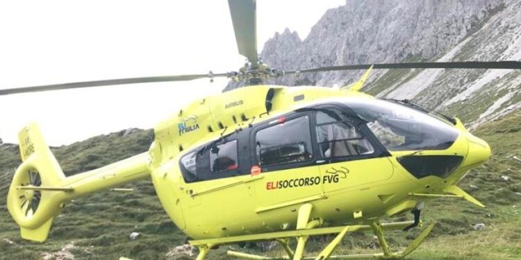 Cade per 70 metri lungo un sentiero, un morto in Friuli