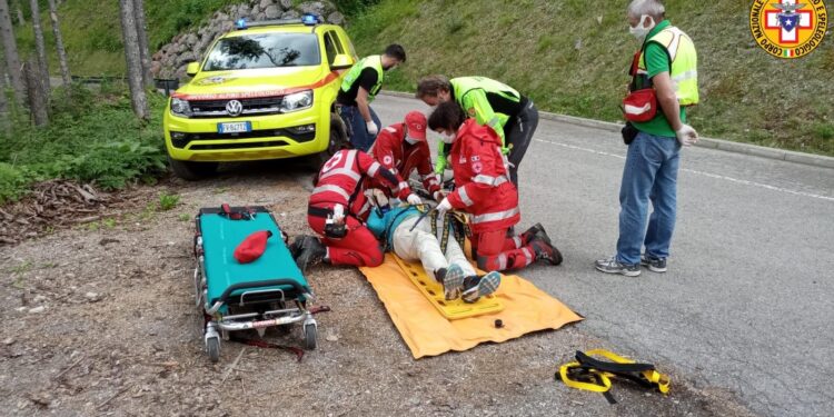 Cade sul sentiero a Cima Sappada, soccorsa un’udinese