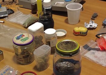 Calava la droga dalla finestra di casa, arrestato un 22enne di S. Giorgio