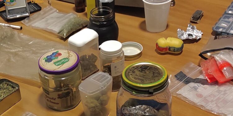 Calava la droga dalla finestra di casa, arrestato un 22enne di S. Giorgio