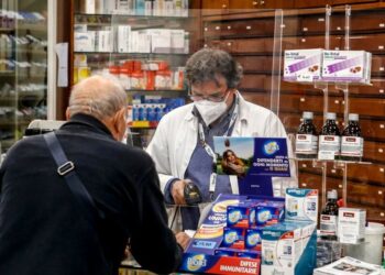 Call center intasati e fila alle farmacie per la prenotazione dei vaccini