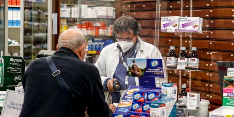 Call center intasati e fila alle farmacie per la prenotazione dei vaccini