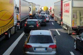 Camion rovesciato in A28