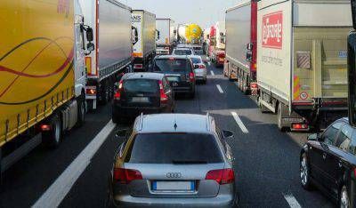 Camion rovesciato in A28