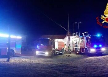 Casa in fiamme nella notte a Lauco