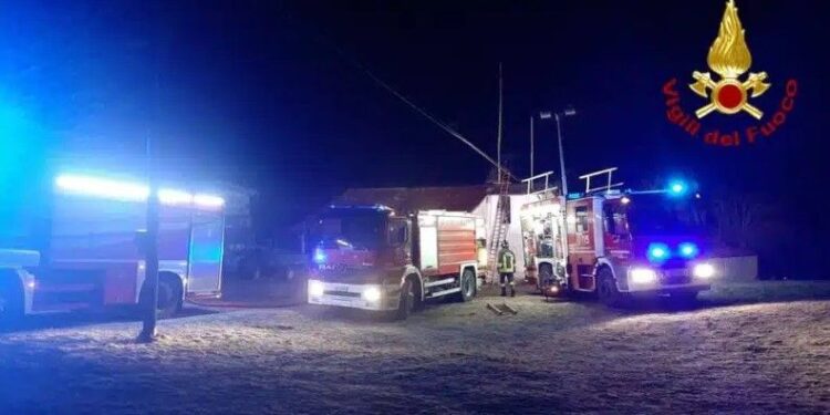 Casa in fiamme nella notte a Lauco