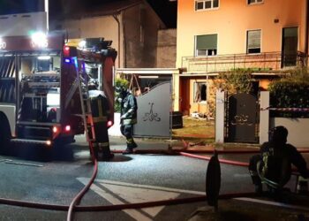 Casa in fiamme a Rivolto, intossicati due bambini