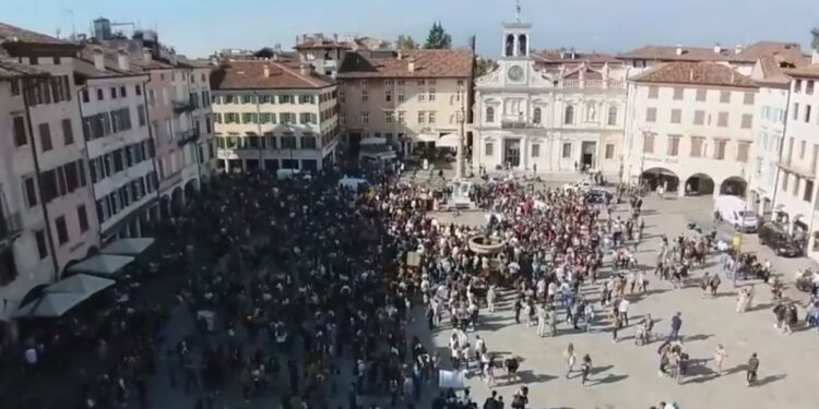 Centinaia di studenti in piazza a Udine per il clima