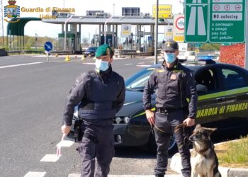 Cessione di 55kg di cocaina in un parcheggio. Scoperti in flagranza