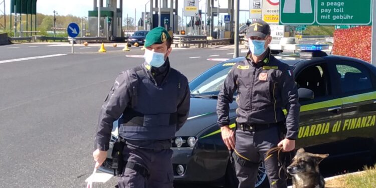 Cessione di 55kg di cocaina in un parcheggio. Scoperti in flagranza
