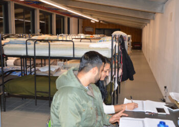 Chiude il dormitorio per i profughi di via Marangoni. Un centinaio di persone resta sulla strada