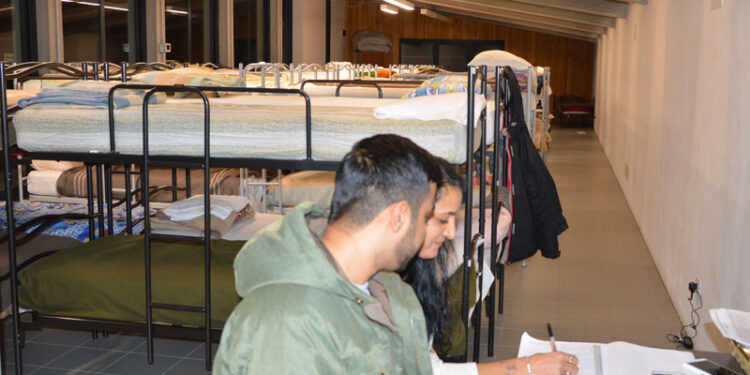 Chiude il dormitorio per i profughi di via Marangoni. Un centinaio di persone resta sulla strada