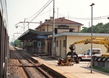 Codroipo: si stende sui binari poco prima dell’arrivo del treno