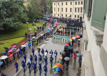 Col passaggio della stecca si è chiusa l’adunata. 80 mila in sfilata