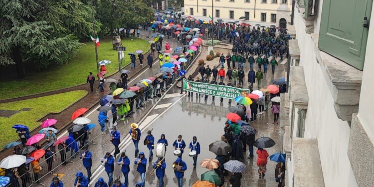 Col passaggio della stecca si è chiusa l’adunata. 80 mila in sfilata