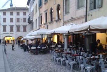 Commercio Fvg, ancora crisi, ma aumentano i ricavi del turismo