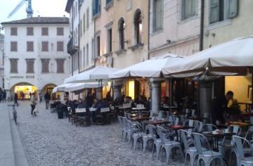 Commercio Fvg, ancora crisi, ma aumentano i ricavi del turismo