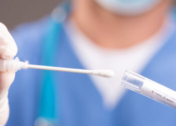 Covid, 222 contagi, 1 decesso, ricoveri in calo